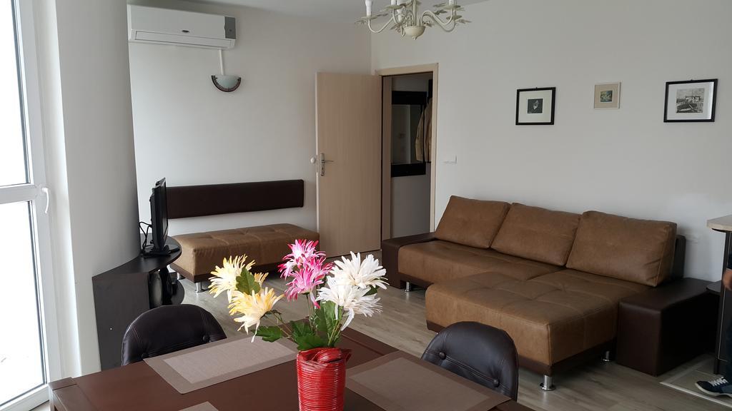 Kraybrezhna Apartment Ahyolu Dış mekan fotoğraf